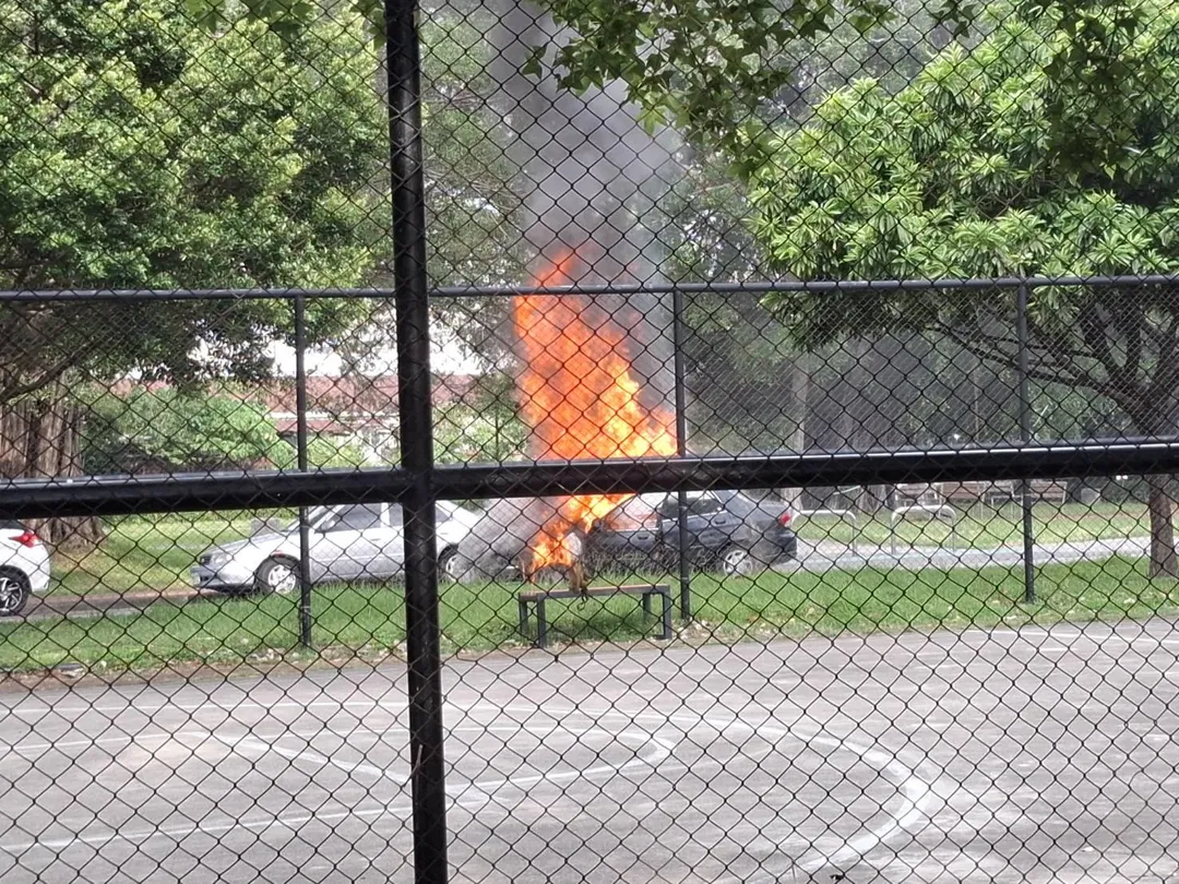 黑色轎車車頭起火燃燒。（圖／翻攝畫面）