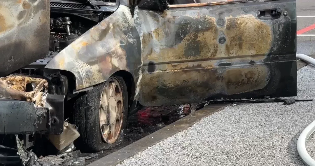轎車被燒到焦黑。（圖／翻攝畫面）