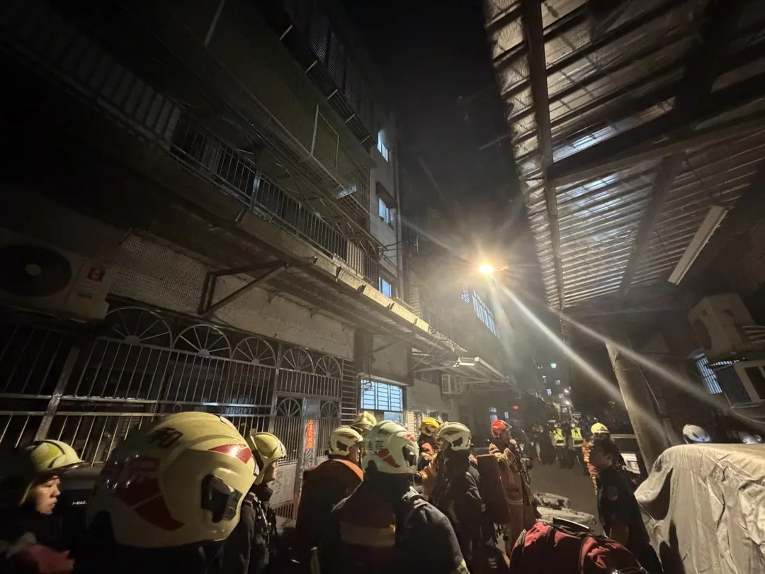 24日晚間10時許獲報中和區新生街一棟4層樓建築3樓起火。（圖／警方提供）