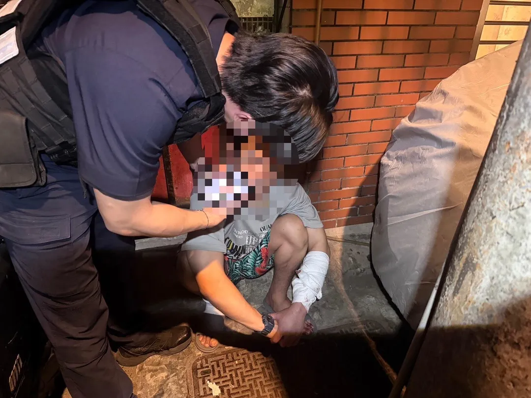 中和男深夜持刀劃破瓦斯軟管縱火，新北警消壓制送辦。（圖／警方提供）