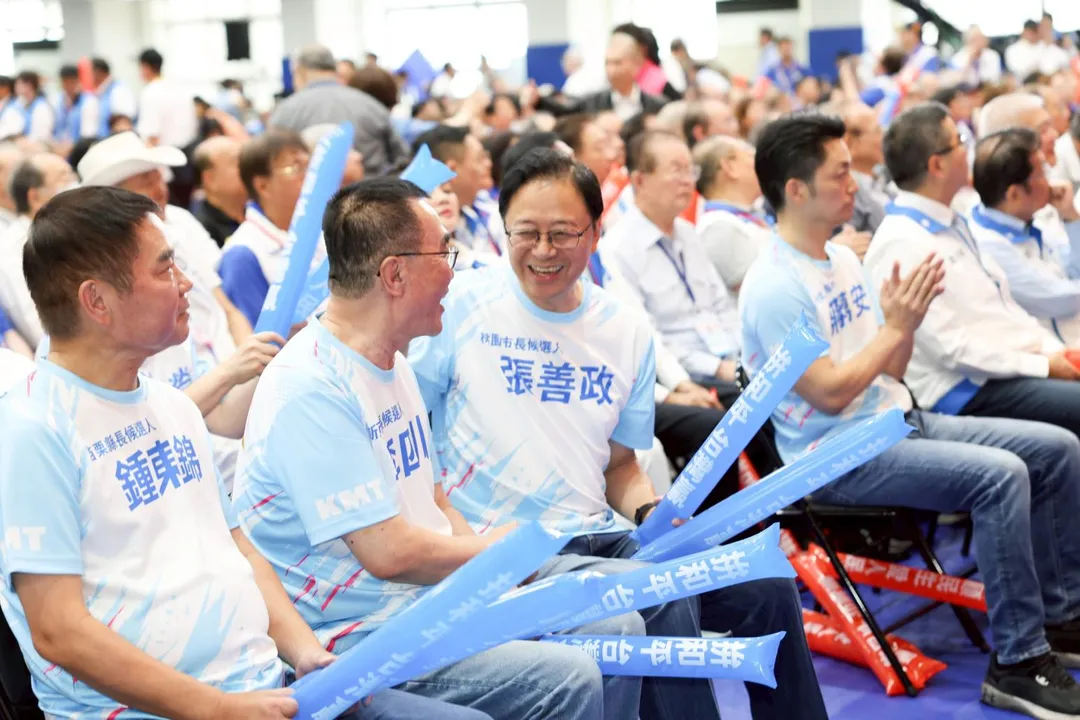 李四川跟桃園市長張善政開心互動，互相加油。（圖／李四川競辦提供）