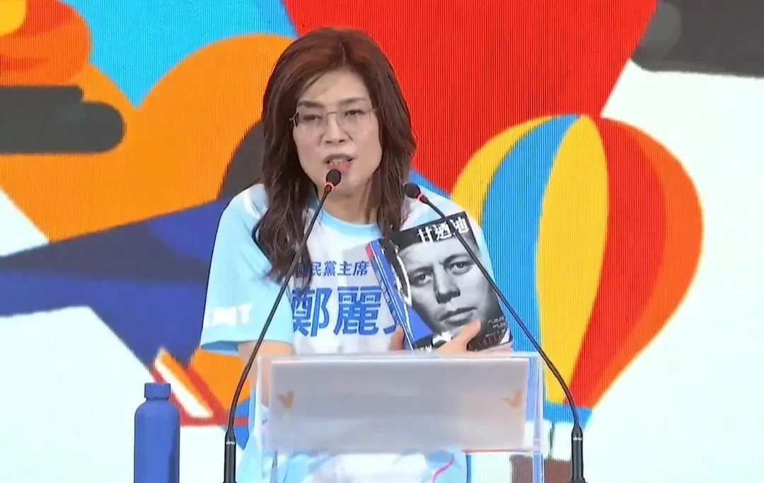 鄭麗文秀出甘迺迪家族的朋友送給她一本甘迺迪總統的書。（圖取自鄭麗文臉書直播）