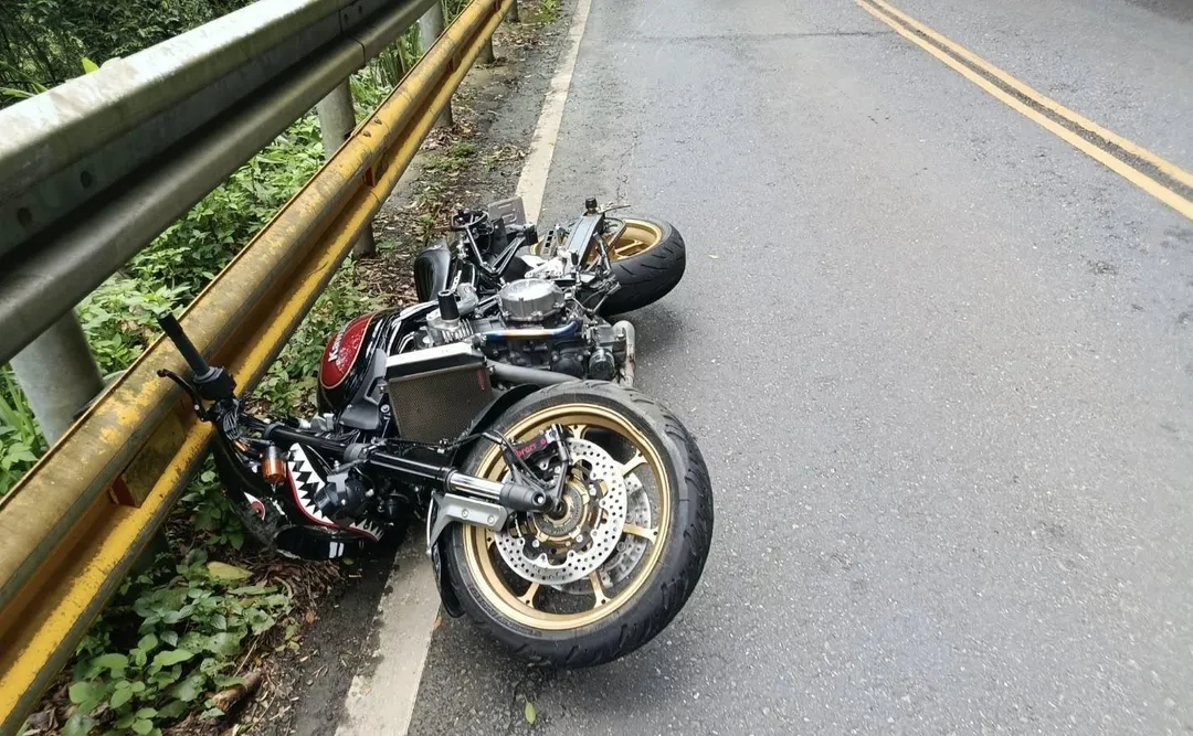 重機超車打滑騎士送醫不治。(圖/翻攝畫面)
