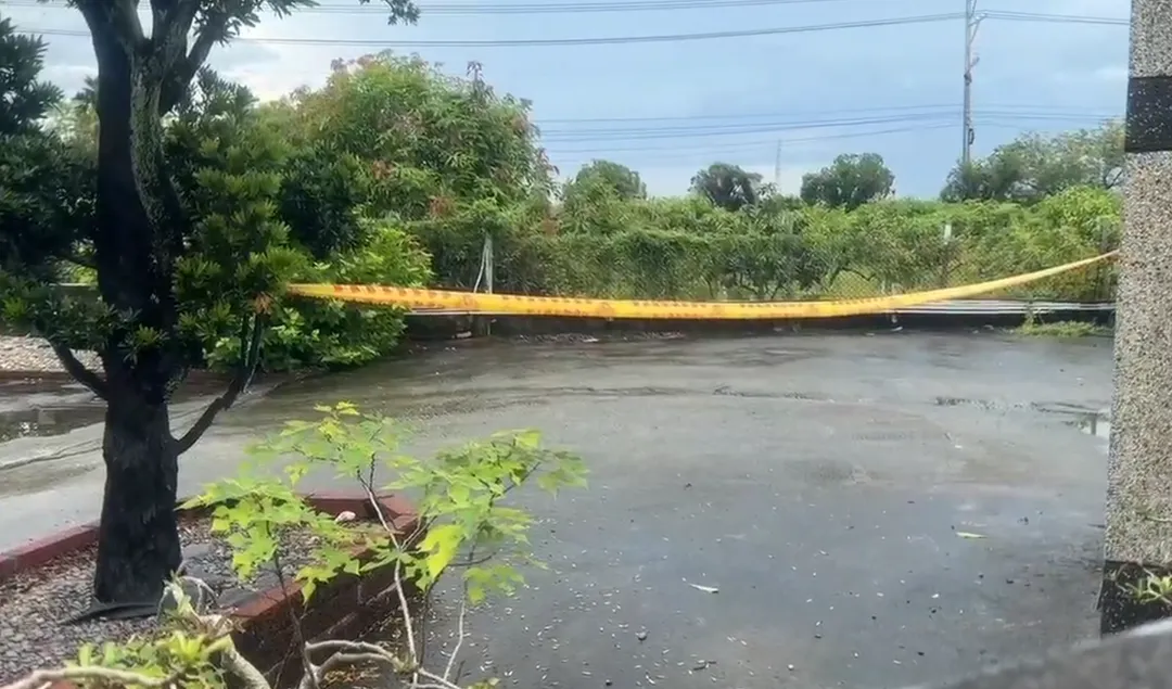 屏東縣警察局枋寮分局獲報後迅速派員趕赴現場，拉起封鎖線進行鑑識採證工作。（圖／翻攝畫面）