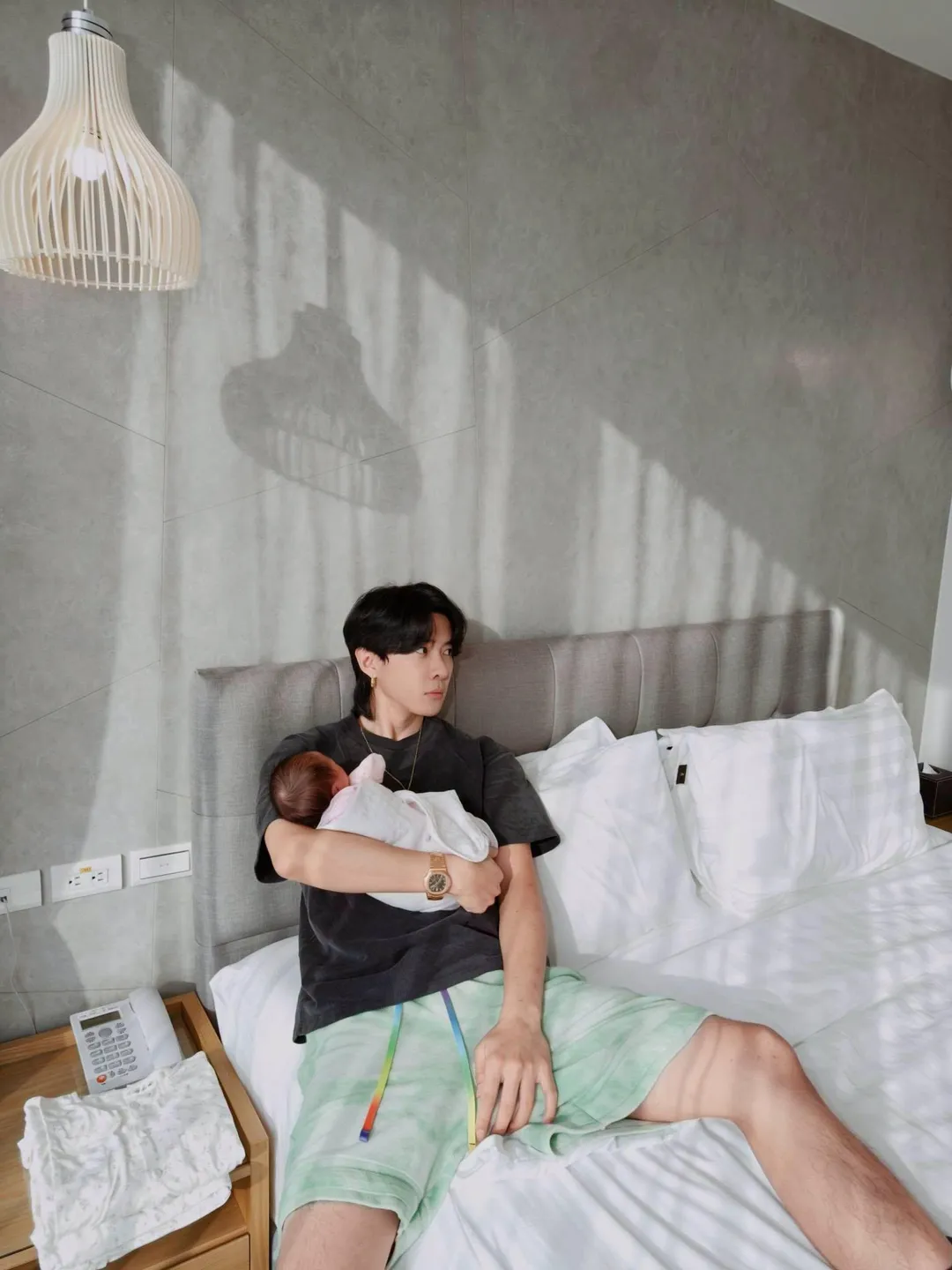唐禹哲抱著女兒。（圖／翻攝唐禹哲 臉書）