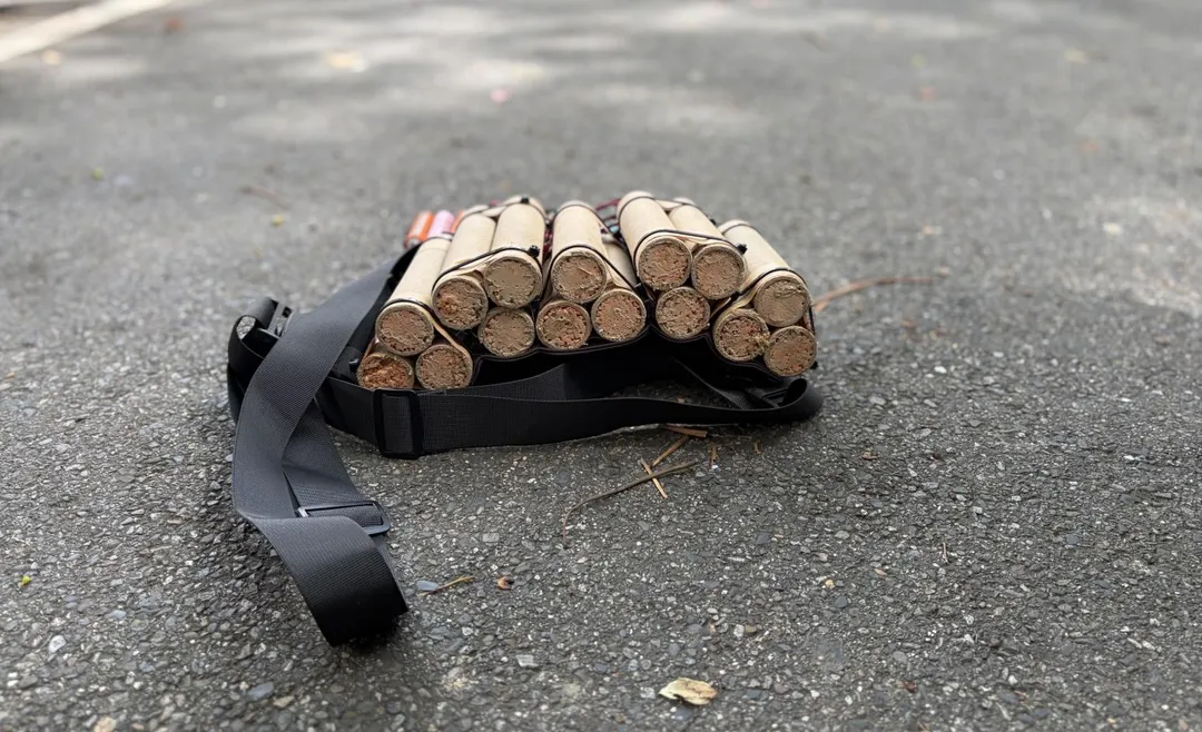 包包內爆裂物為爆竹纏繞電線。（圖／翻攝畫面）