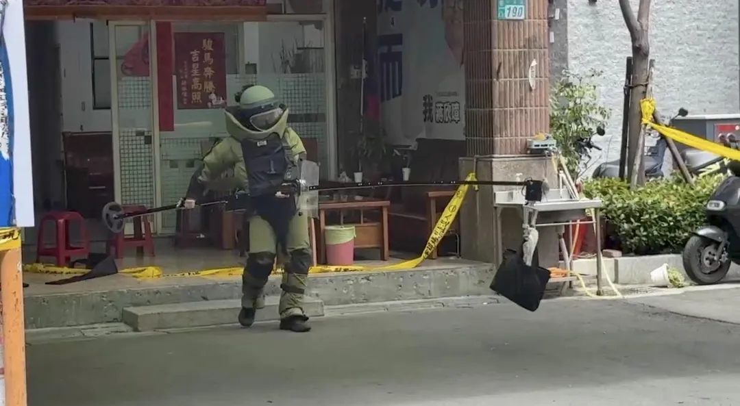 防爆人員將爆裂物移除。（圖／翻攝畫面）