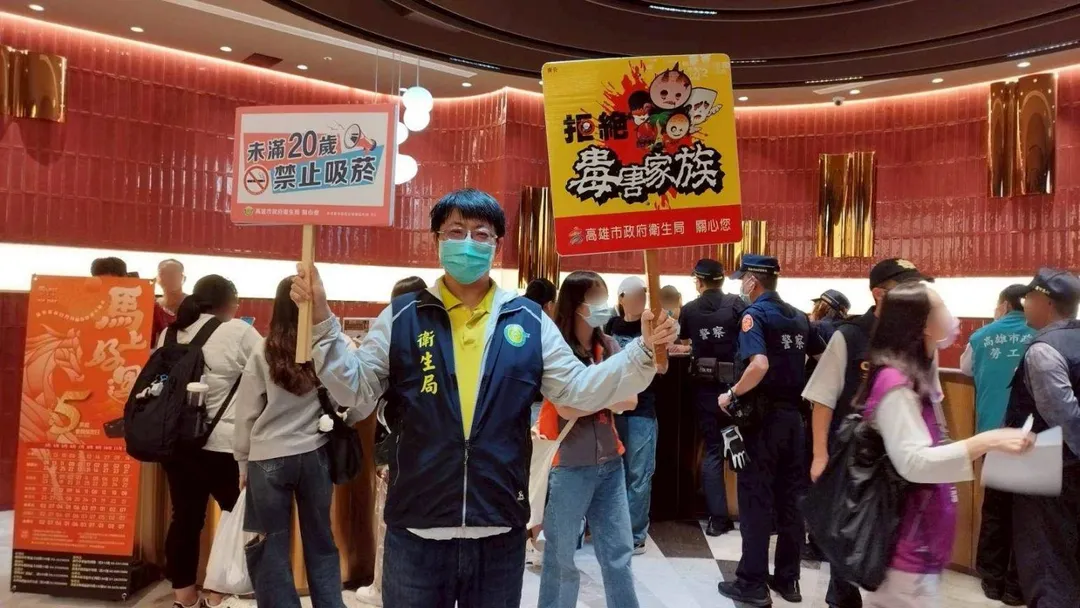 配合市府「青春專案」，衛生局前往KTV宣導菸害防制，營造無菸健康環境。（圖／高雄市衛生局提供）