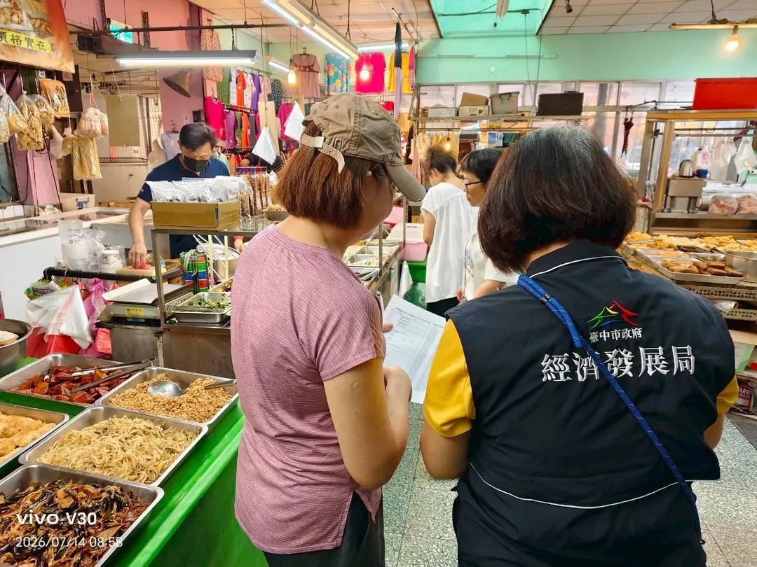 食安處指出,市府持續針對市場、賣場、夜市、餐飲業、食品製造及供膳場所等進行查核,確認業者是否仍持有或使用受影響油品。(圖/食安處提供)