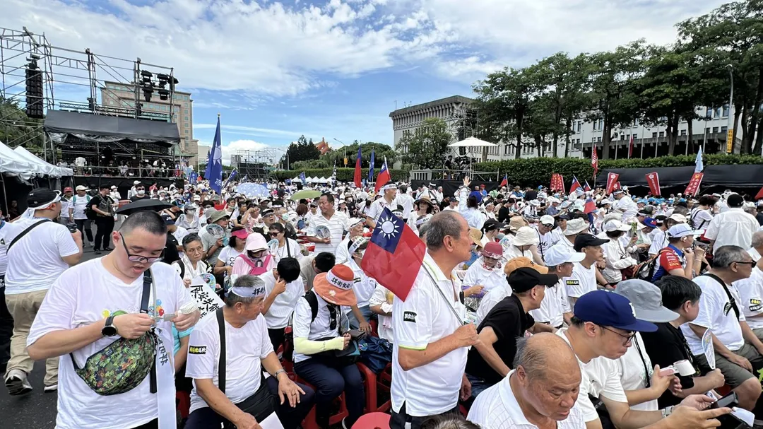 許多民眾不畏酷熱提早到場。（圖／塗豐駿攝）