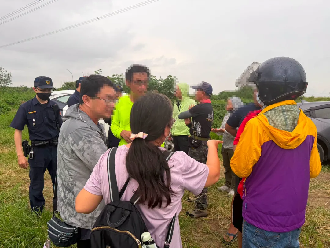 黃姓老翁遺體尋獲的消息傳出後,家屬趕往現場,感謝救難人員這幾天來的大力幫忙。(圖/翻攝彰化縣議員賴清美臉書)
