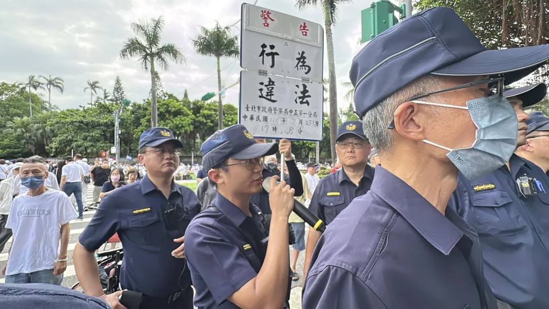 警方依法舉牌警告。（圖／塗豐駿攝）