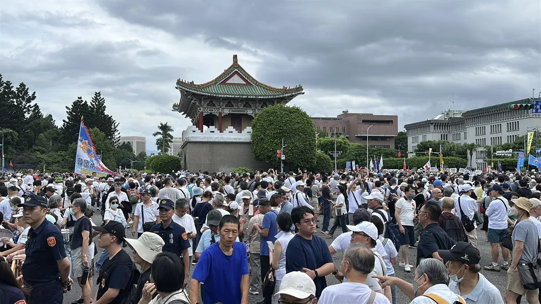 中山南路與景福門已擠滿人潮。（圖／塗豐駿攝）