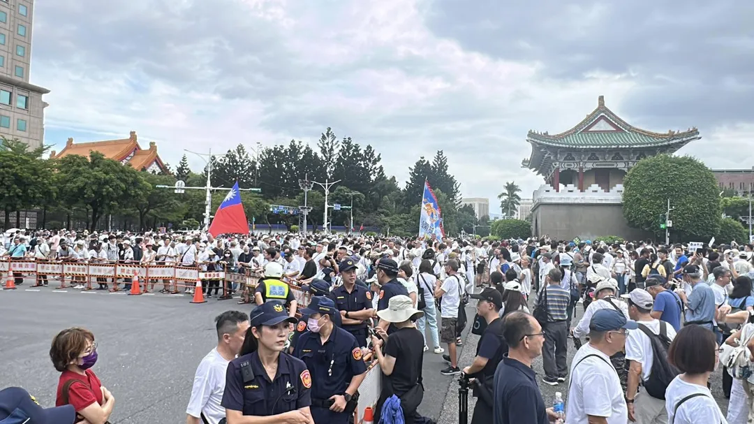 警方擴大封閉中山南路。（圖／塗豐駿攝）