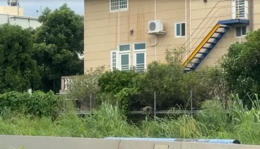 屏東縣枋寮鄉太源村貴金屬商黃姓男子遭膠帶綑綁、鈍器擊斃，其子驚見父親陳屍2樓客廳報警。（圖／翻攝畫面）
