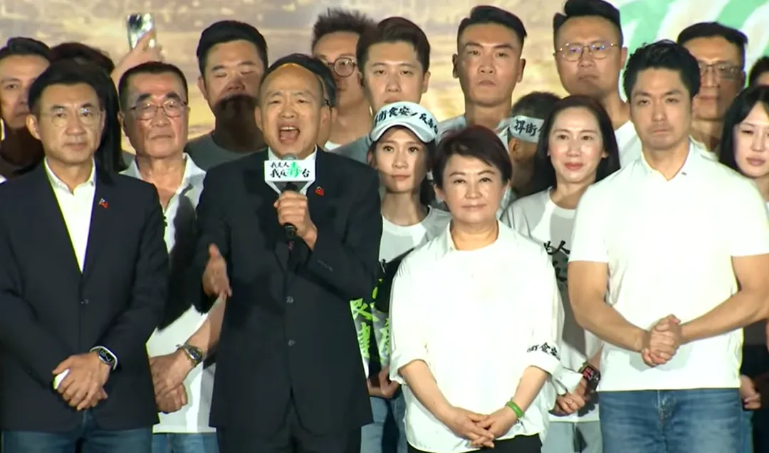 立法院長韓國瑜親自登上凱道舞台，強調民進黨已經執政 11 年，面對食安問題應勇敢面對並解決，絕不能再推卸責任。（圖／中天新聞）