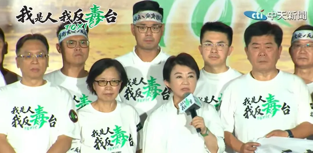 盧秀燕在台上也聲援「萊爾校長」製作人韋淳祐。（圖／中天新聞）
