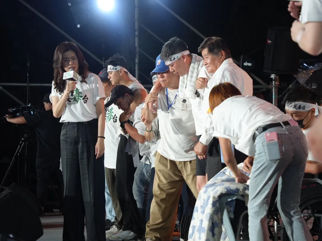 楊植斗、賴苡任及張家馨在工作人員攙扶下起身向現場群眾致意，隨後全數送醫。（圖／中天新聞）