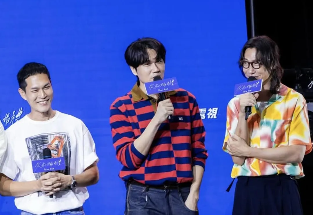 小玉(中)認為,他和阿奎(左)在做音樂上有個最大的共同點就是相當單純。(圖/翻攝IG cosmospeople_official)