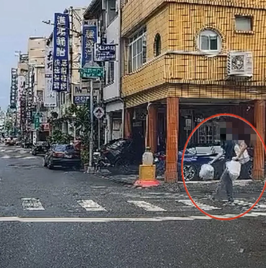 該名男子站斑馬線上手舞足蹈。（圖／翻攝z.x_lan的Threads）