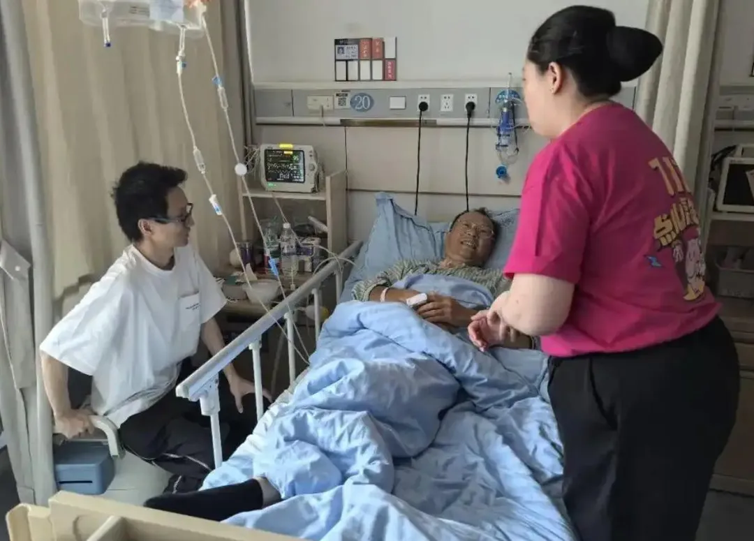黃姓遊客躺在病床上向女店長致謝。（圖／翻攝環球時報）