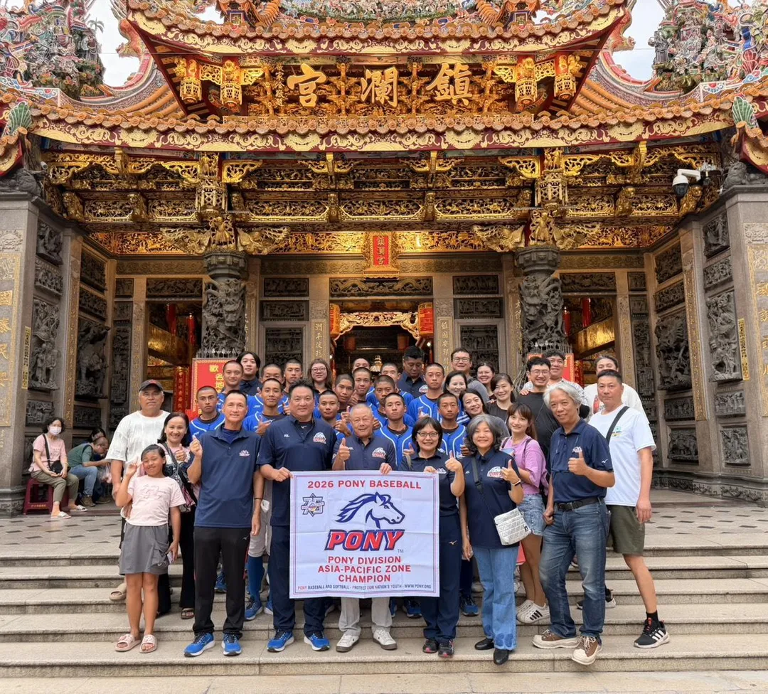 臺中青少棒隊前往大甲鎮瀾宮參香祈福。（圖／棒協提供）