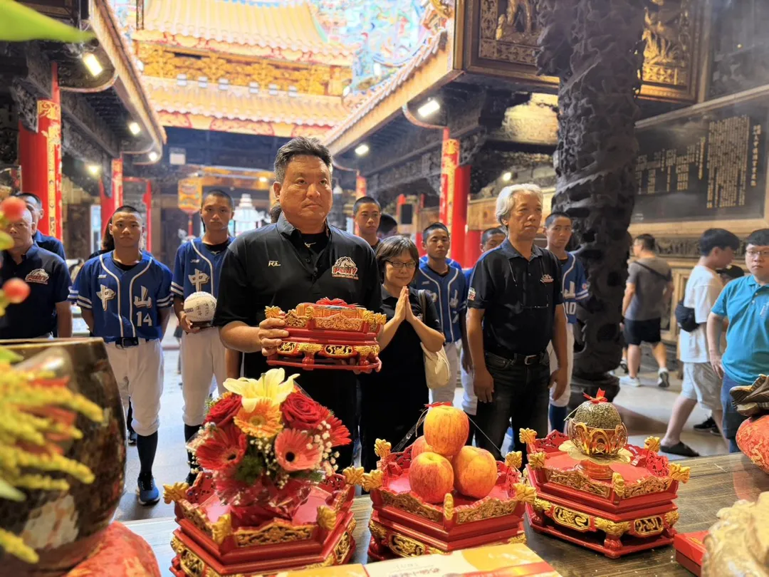 臺中青少棒隊前往大甲鎮瀾宮參香祈福。（圖／棒協提供）