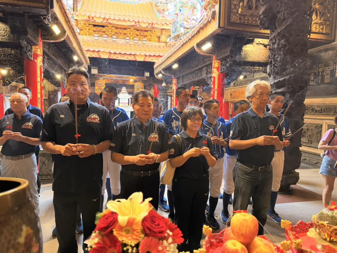 臺中青少棒隊前往大甲鎮瀾宮參香祈福。（圖／棒協提供）