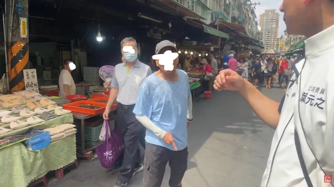 在市場攻擊葉元之助理的水藍上衣男子。(圖/截自葉元之直播影片)