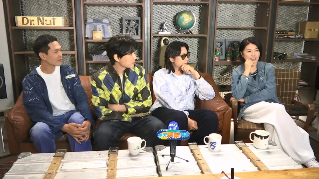 《欠妳的那場婚禮》導演嚴藝文(右)和宇宙人一同接受《中天新聞網》專訪。(圖/記者 楊進明 攝)