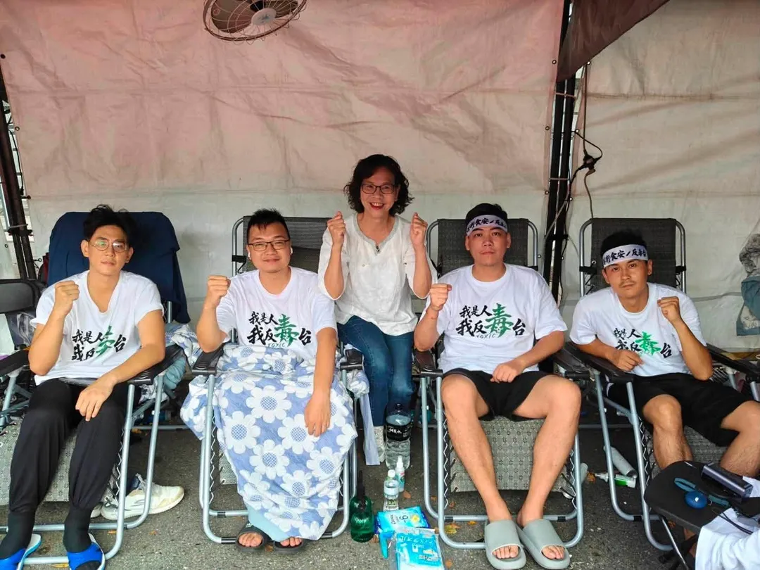 蔡壁如探視國民黨絕食青年。（圖取自蔡壁如臉書）