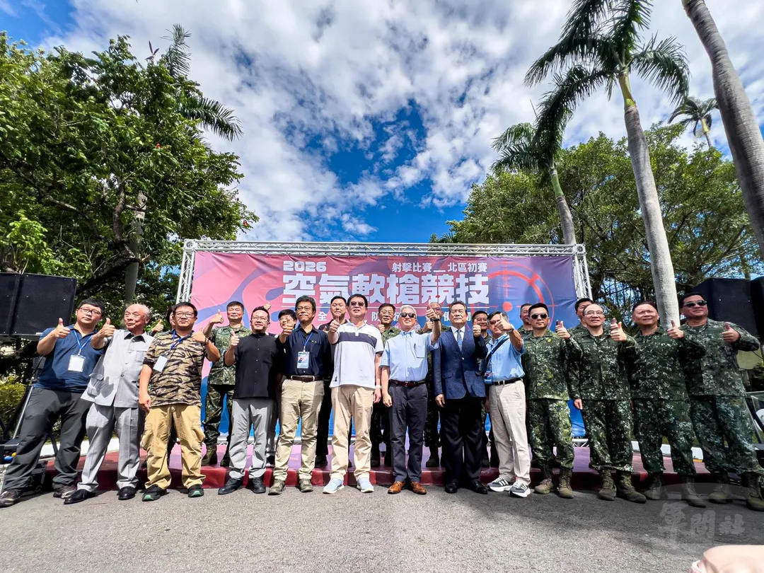 國防部首度主辦BB槍射擊比賽，並由怪怪公司董事長廖英熙(圖左二)擔任理事長的中華民國全民國防教育協會協辦。(圖/軍聞社)