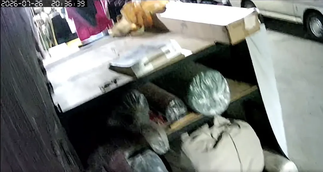 新北市雙溪區發生規模5.6地震當下監視器搖晃畫面。（圖／Threads網友@junyouljli提供）