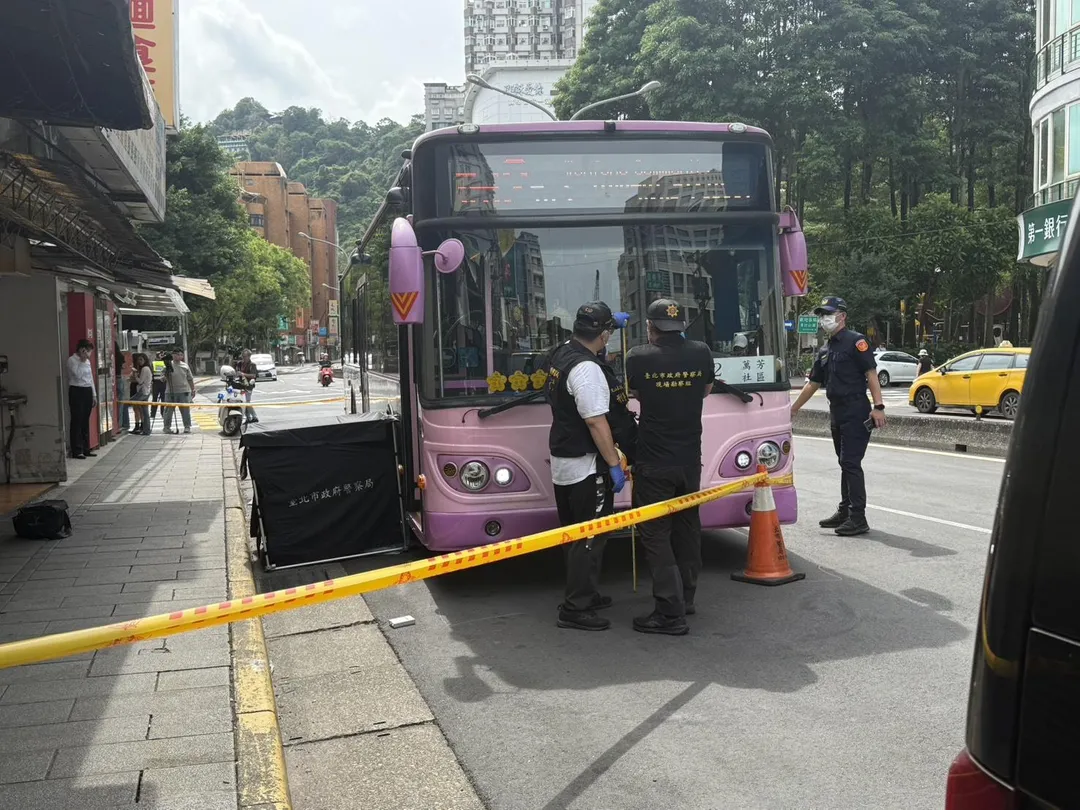 現場已經圍起封鎖線，遺體被罩住。（圖／警方提供）