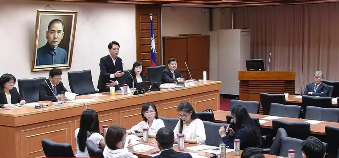 民進黨立委伍麗華與立法院教育及文化委員會國民黨籍召委羅廷瑋爭執審查高級中等以下學校教師解聘辦法修正案。（圖／翻攝立法院YT）