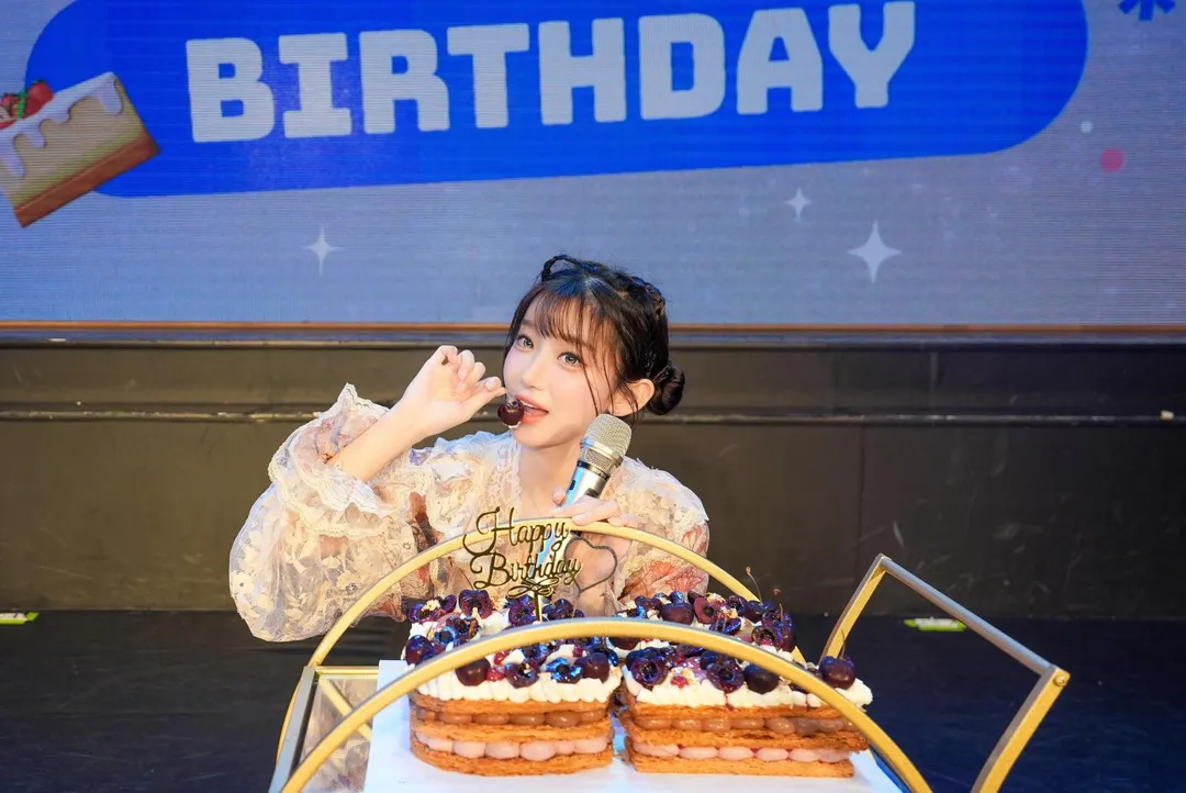 李珠珢與櫻桃生日千層蛋糕合影。（圖／富邦育樂提供）