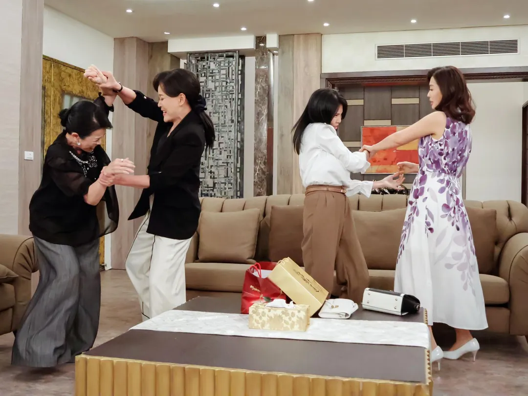 張倩、岳虹、葉華、陳珮騏近日在8點檔《百味人生》有爭執場面。(圖/三立提供)