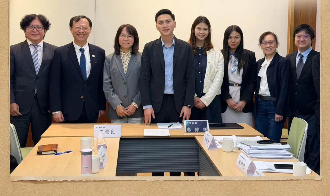 在立委廖偉翔(左四)居中協調下,台灣基層牙醫師協會曁本土小牙醫聯盟曾拜會衛福部長石崇良(左二),討論波波牙醫實習名額。(圖/本土小牙醫聯盟)