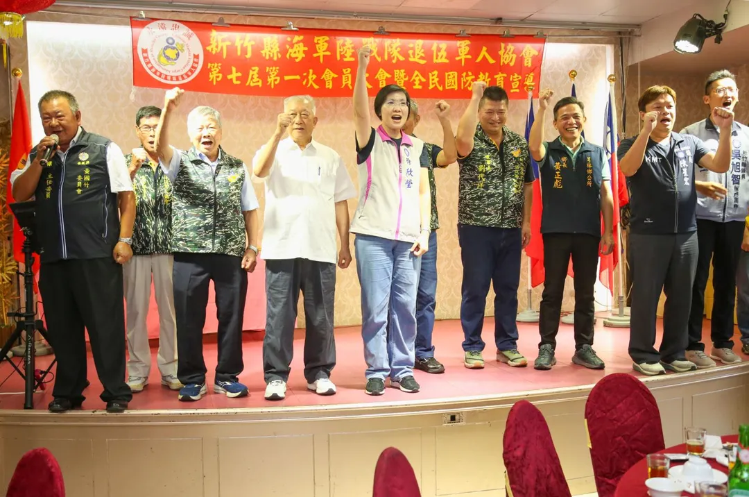 國民黨新竹縣長參選人、立委徐欣瑩出席新竹縣海軍陸戰隊退伍軍人協會會員大會，向長年守護國家、服務社會的海陸退伍弟兄表達敬意。(圖/徐欣瑩辦公室提供)