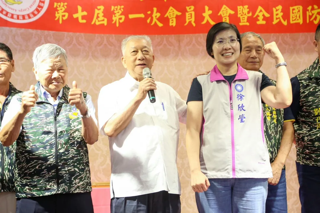 新竹縣前縣長、協會創會理事長邱鏡淳在會員大會中致詞，請大家全力支持徐欣瑩。(圖/徐欣瑩辦公室提供)