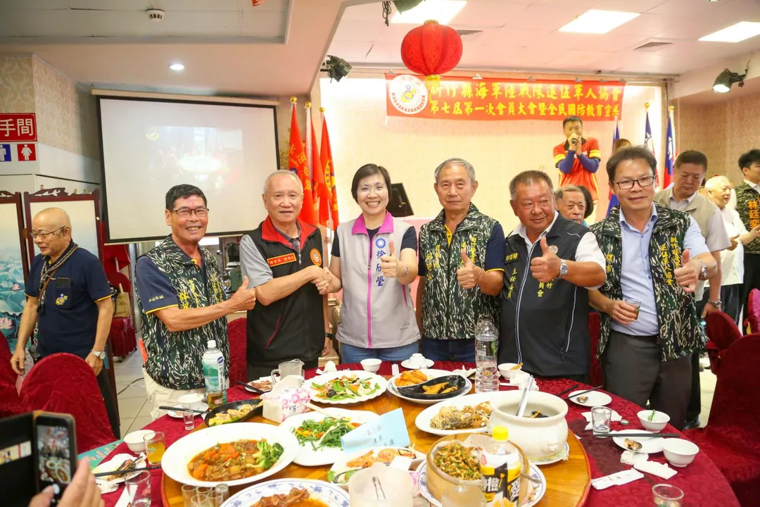 徐欣瑩與新竹縣海軍陸戰隊退伍軍人協會成員合影，感謝退伍弟兄秉持「永遠忠誠」精神，持續投入地方公益及榮眷照顧。(圖/徐欣瑩辦公室提供)