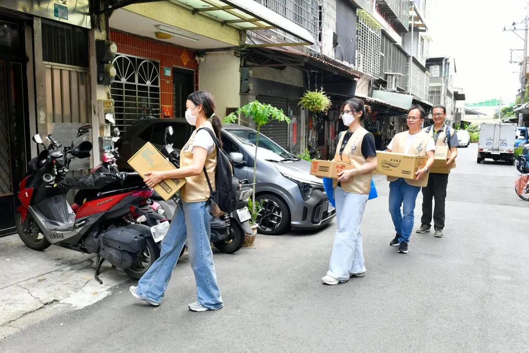 協會特別事先了解每個家庭實際的需求，再安排合適的家電與生活用品，讓關懷真正符合家戶所需，也希望透過面對面的陪伴，讓他們知道，辛苦的日子裡仍有人關心。(圖/道家人文協會)