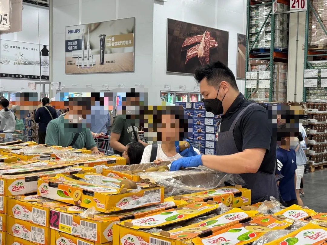 好市多夏季人氣商品水蜜桃近日開賣，今年賣場推出由工作人員戴手套逐顆確認品質的「代客檢查」服務，獲會員們大讚可安心買。（圖／民眾提供）