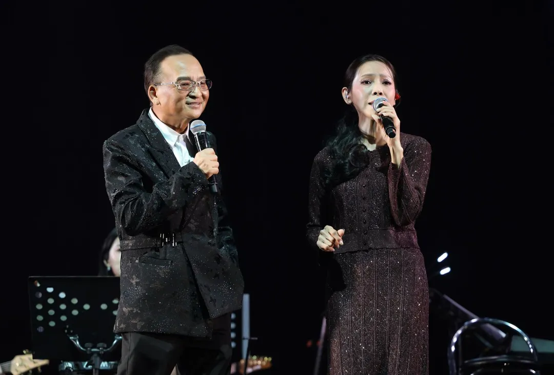 孔鏘26日在曾心梅的演唱會演唱〈為你表演〉。（圖／寬宏藝術提供）
