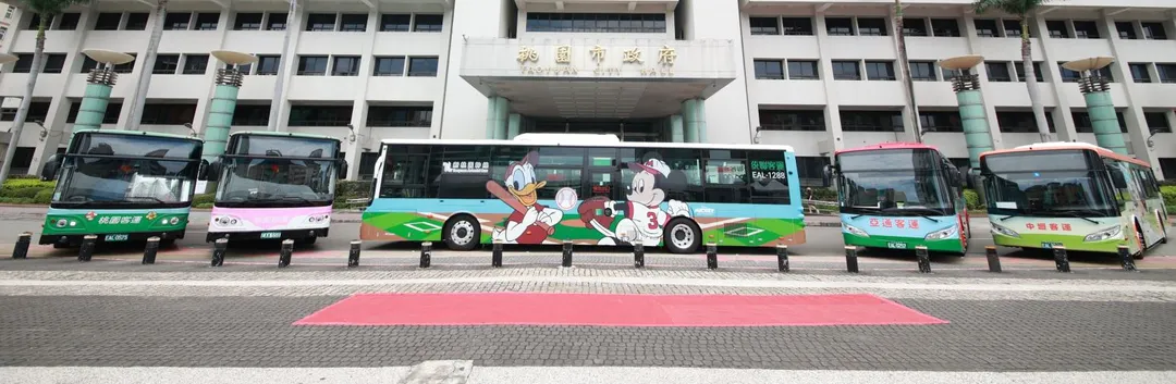 桃園市政府持續推動「TAB新桃園幹線公車計畫」，繼【11】中山長興幹線及【12】大湳長庚幹線陸續上路後，7月27日再新增【13】龍壽南竹幹線及【NL】北環線同步營運，持續完善桃園跨區公共運輸路網。（圖／桃園市政府交通局提供）