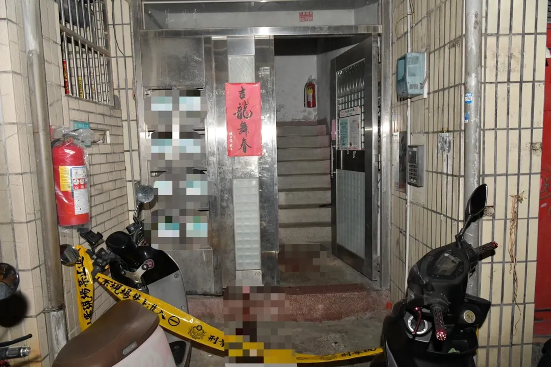 從4樓砍到1樓！新北公公失控追砍媳婦。（圖／警方提供）
