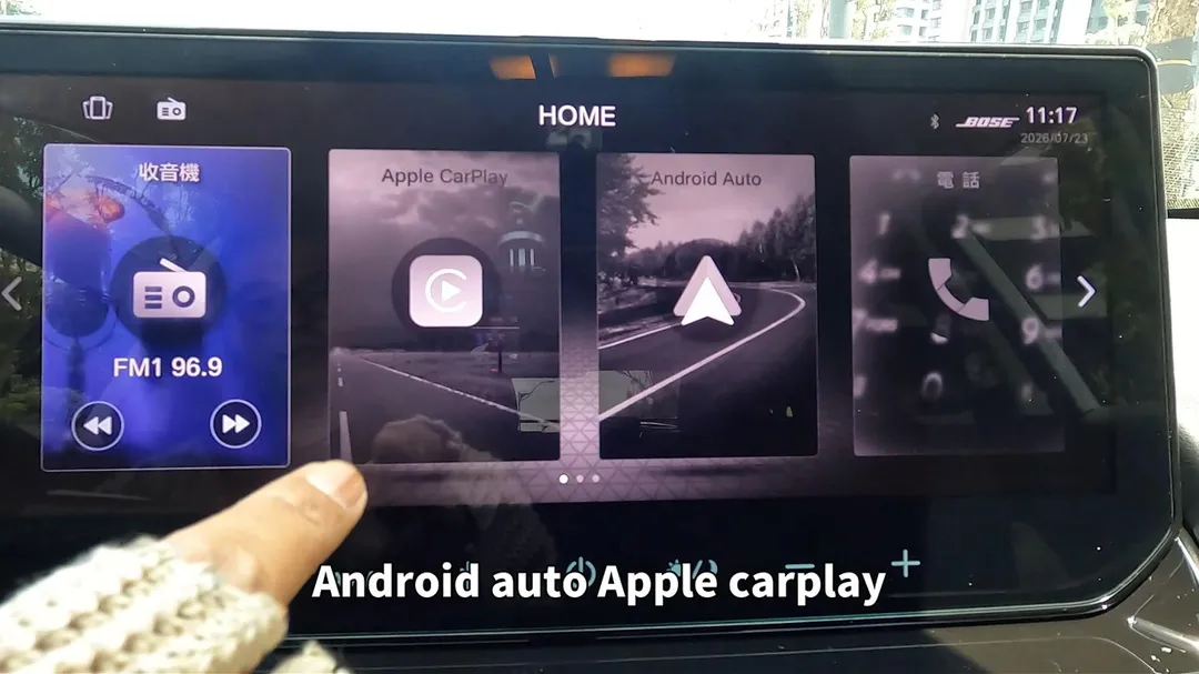 中控支援無線/有線Android Auto與Apple CarPlay，手機導航與影音連線更便利。（圖／中天車享家朱朱哥來聊車）