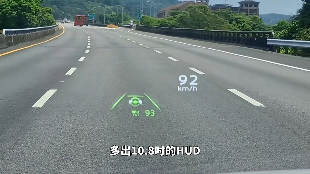 極粋版10.8吋HUD抬頭顯示器，重要行車資訊一眼掌握。（圖／中天車享家朱朱哥來聊車）