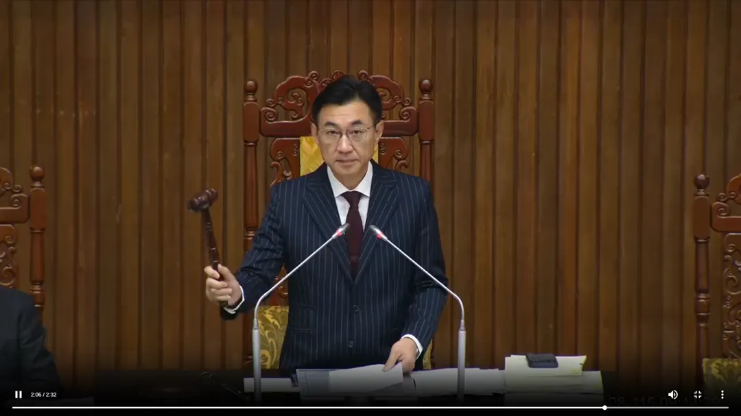 立法院副院長江啟臣敲槌三讀。（圖／立法院議事轉播）