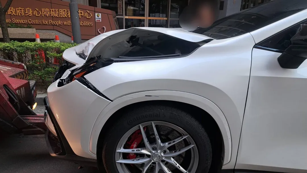 顏男的車損狀況。（圖／警方提供）